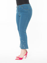 Carica l&#39;immagine nel visualizzatore di Gallery, Jeans trombetta strass e applicazioni.
