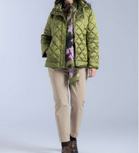 Carica l&#39;immagine nel visualizzatore di Gallery, Giubbino ecopiuma verde vestibilità curvy
