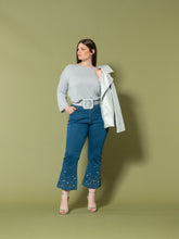 Carica l&#39;immagine nel visualizzatore di Gallery, Jeans trombetta strass e applicazioni.
