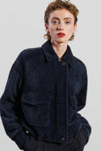 Carica l&#39;immagine nel visualizzatore di Gallery, Giacca corta ciniglia bomber blu
