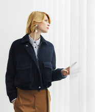 Carica l&#39;immagine nel visualizzatore di Gallery, Giacca corta ciniglia bomber blu
