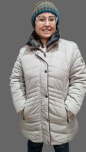 Carica l'immagine nel visualizzatore di Gallery, Piumino beige

