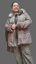 Carica l'immagine nel visualizzatore di Gallery, Piumino reversibile con pelliccia ecologica

