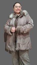 Carica l'immagine nel visualizzatore di Gallery, Piumino reversibile con pelliccia ecologica
