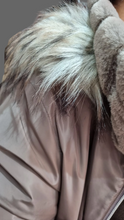 Carica l'immagine nel visualizzatore di Gallery, Piumino reversibile con pelliccia ecologica
