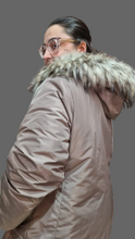 Carica l'immagine nel visualizzatore di Gallery, Piumino reversibile con pelliccia ecologica
