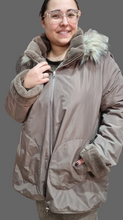 Carica l'immagine nel visualizzatore di Gallery, Piumino reversibile con pelliccia ecologica
