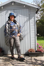 Carica l&#39;immagine nel visualizzatore di Gallery, Camicetta pennellate bluette e marrone.
