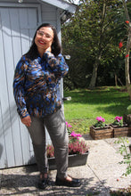 Carica l&#39;immagine nel visualizzatore di Gallery, Camicetta pennellate bluette e marrone.
