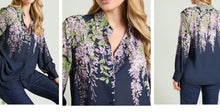 Carica l'immagine nel visualizzatore di Gallery, Camicia donna Curvy blu con stampa glicini.
