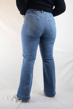 Carica l'immagine nel visualizzatore di Gallery, Jeans flaire chiaro
