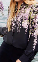 Carica l'immagine nel visualizzatore di Gallery, Camicia donna Curvy blu con stampa glicini.

