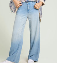 Carica l'immagine nel visualizzatore di Gallery, Pantalone jeans strass
