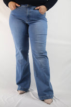 Carica l'immagine nel visualizzatore di Gallery, Jeans flaire chiaro
