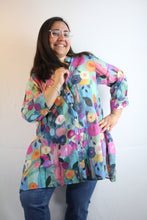 Carica l&#39;immagine nel visualizzatore di Gallery, Camicia donna cotone fantasia lunga con tasche.
