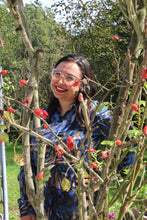 Carica l&#39;immagine nel visualizzatore di Gallery, Camicetta pennellate bluette e marrone.
