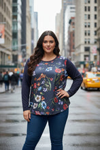 Carica l'immagine nel visualizzatore di Gallery, Casacca Curvy bimaterica sfondo blu con stampa floreale
