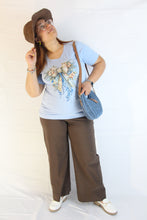 Carica l'immagine nel visualizzatore di Gallery, T-shirt cotone azzurra con fiocco
