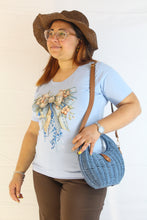 Carica l'immagine nel visualizzatore di Gallery, T-shirt cotone azzurra con fiocco
