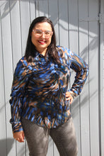 Carica l&#39;immagine nel visualizzatore di Gallery, Camicetta pennellate bluette e marrone.
